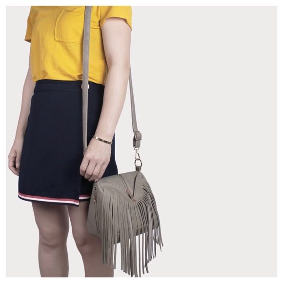 ❤️ The Teona Gray Vegan Leather Fringe Handbag - Picture 7 of 7